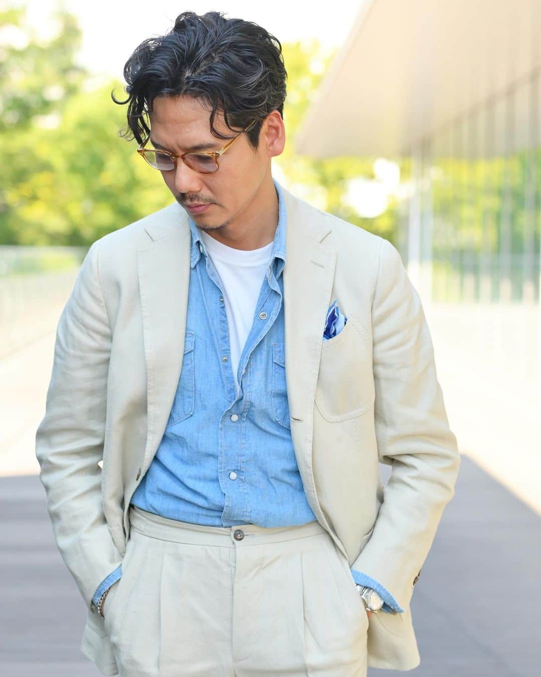 Shuhei Nishiguchiさんのインスタグラム写真 - (Shuhei NishiguchiInstagram)「"Ecru and Pale Blue"on summer day◀◀︎◀︎7pics Ph. @shoji_fukaya   盛夏のスーツスタイル。 ホフ白と水色で構成した。 ヴィンテージのウエスタンシャツはいい味が出ている。 今日は上着を着れたのは屋内とこの撮影の時ぐらいでした笑  【ITEM】 Suit： @stile_latino  Shirt： maverick 60's vintage T-shirt： @beams_f  Pocket square： @drakesdiary  Shoes： @colehaan 80's Watch： @rolex 70's Eyewear： @oliverpeoples   #beamsf #gentlemanstyle #sartorial #vintagewatch #suitstyle #outfitmen」7月25日 21時30分 - shuhei_nishiguchi