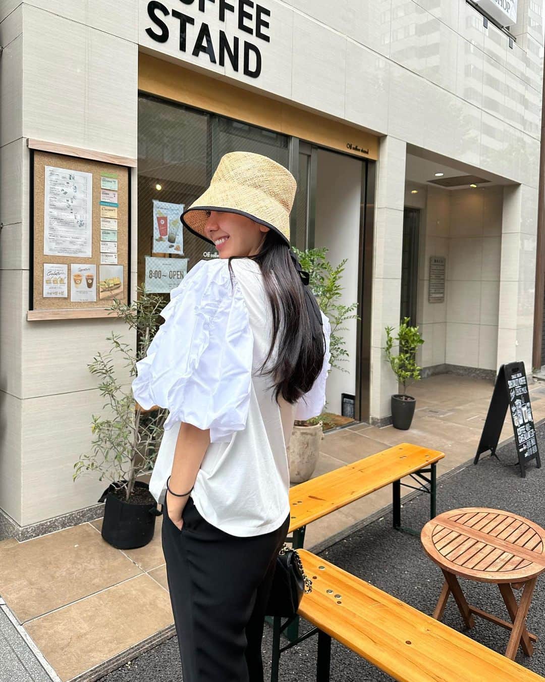 鈴木詩織さんのインスタグラム写真 - (鈴木詩織Instagram)「連日暑過ぎて、出かける時は日傘が帽子どっちかはマストになってます✨  みなさまも熱中症にはお気をつけてくださいね🥵  暑くて髪を巻くのすら面倒になっております。。。なので帽子でごまかす作戦👒  トップスは袖以外がカットソー生地なので着やすくていいっ♡ 久しぶりに黒のテーパードパンツを履いてシンプルコーデにしてみました🍑  ⁡  #shiorin_styling#newans#enfold#ハッシュニュアンス#エンフォルド」7月25日 21時30分 - shiorin0802suzuki
