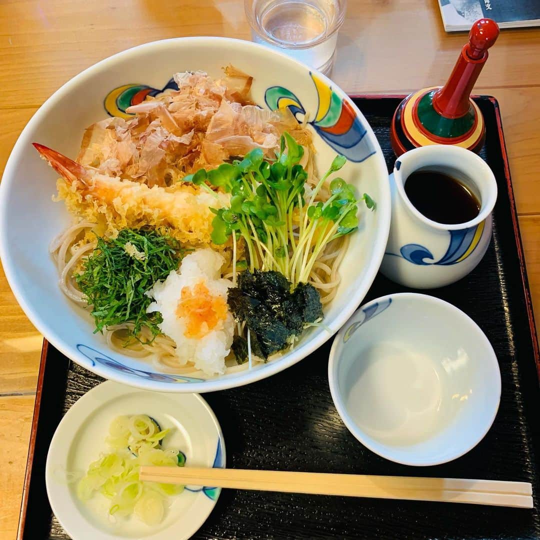 稲葉千秋のインスタグラム：「暑い日は…  冷たいおそばが食べたくなりますね😌  弘前市・清水の特製海彦そばが大好きです😍  揚げたてのエビ天が大きくてプリプリ💓 大根おろしや鰹節もいいアクセントで さっぱりとして最高です🥰  皆さん明日もかなり暑くなりそうです🥺 高校野球決勝もあります。 どうか熱中症にはくれぐれもお気をつけください💡  #清水 #弘前市そば #特製海彦そば」