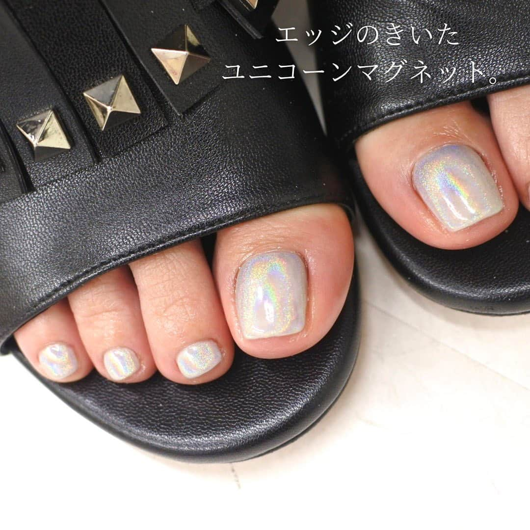 Riyo.Nailartistさんのインスタグラム写真 - (Riyo.NailartistInstagram)「フットネイルはサンダルに合わせたり ハッキリとしたカラーやキラキラがオススメです💫 私は毎年1枚目のストーン埋めつくしをしちゃう❤️  最近毎日の様にフットジェルネイルの ご予約がたくさん！！ @musemuse.nailsalon では ハンドと同時施術も可能！！ ハンドをやっている間にフットネイルが終わります🥰  角質除去やスパのメニューも充実しておりますので サンダルを履く前にぜひMuseMuseで綺麗な足元に✨ . . #ペディキュア　#フットネイル　#フットジェルネイル #ネイルサロン大阪　#江坂　#きらきらネイル #角質除去　#フットケア　#サンダル」7月25日 21時33分 - riyo1621