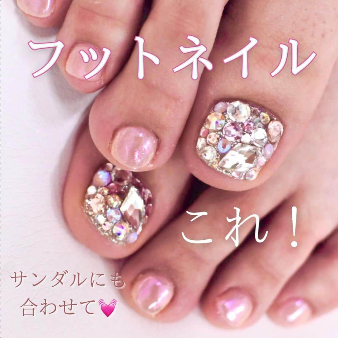 Riyo.Nailartistさんのインスタグラム写真 - (Riyo.NailartistInstagram)「フットネイルはサンダルに合わせたり ハッキリとしたカラーやキラキラがオススメです💫 私は毎年1枚目のストーン埋めつくしをしちゃう❤️  最近毎日の様にフットジェルネイルの ご予約がたくさん！！ @musemuse.nailsalon では ハンドと同時施術も可能！！ ハンドをやっている間にフットネイルが終わります🥰  角質除去やスパのメニューも充実しておりますので サンダルを履く前にぜひMuseMuseで綺麗な足元に✨ . . #ペディキュア　#フットネイル　#フットジェルネイル #ネイルサロン大阪　#江坂　#きらきらネイル #角質除去　#フットケア　#サンダル」7月25日 21時33分 - riyo1621