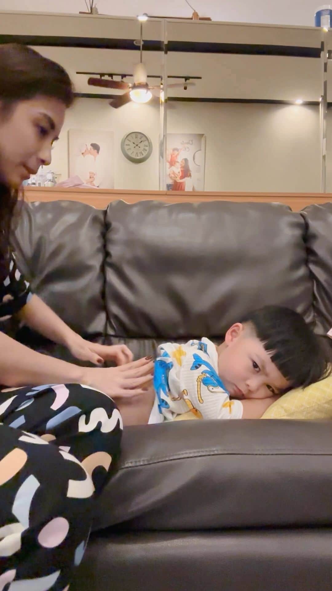 チェルシー・オリビアのインスタグラム：「Tiba2 pulang sekolah badannya Dante sumeng dan jadi rewel bngt ❤️❤️ semoga sentuhan mami bisa bikin bobo enak dan cepet sembuh yahh nak @dante.oliver.alinskie」