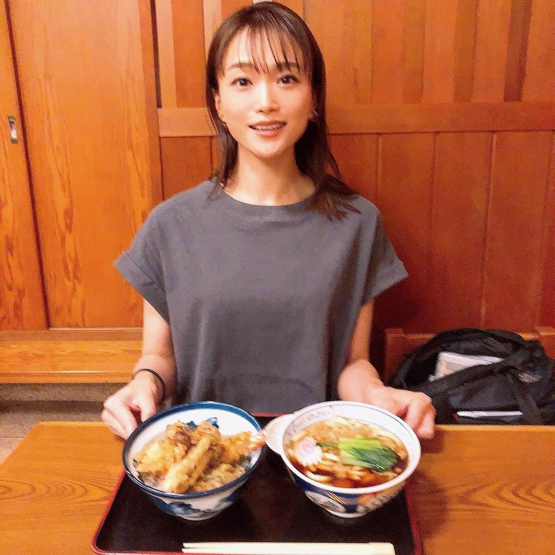 村山千代さんのインスタグラム写真 - (村山千代Instagram)「🍤 独り言が大きいディレクター。 と、お蕎麦屋さんの天丼セット。 #気になる #声かけちゃうやつ #本人は独り言に気づいてないから #逆にこっちが突然話しかけた人になるやつ #お蕎麦屋さん #うどん #天丼 #暑い時期の熱いうどんも美味」7月25日 21時34分 - chiyocolate420