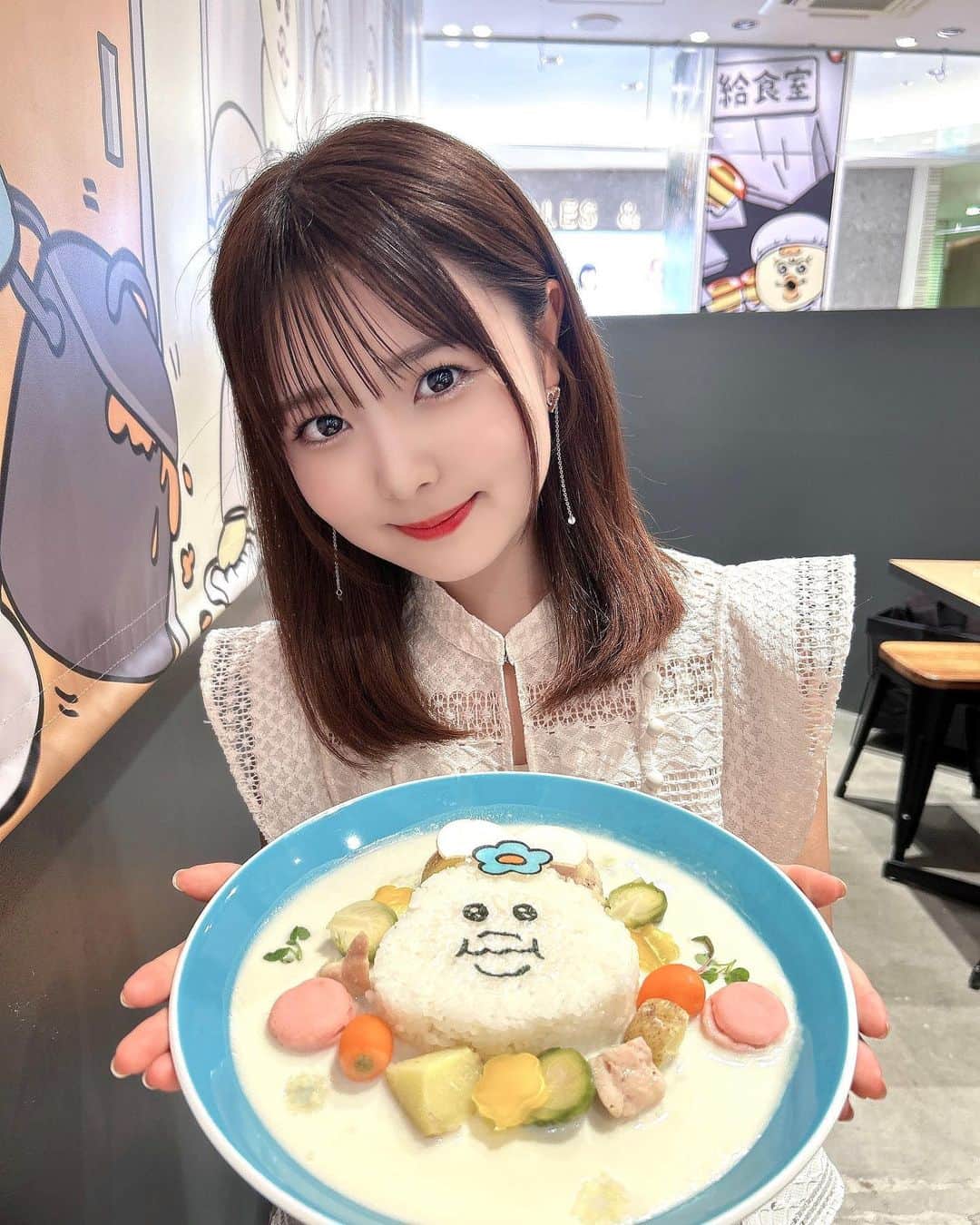 久保田沙矢香のインスタグラム：「念願の！んぽちゃむと給食🫕！  んぽちゃむ可愛い癒し、、 シチューも美味しかったですˊᵕˋ♡  #んぽちゃむ #んぽちゃむと給食 #可哀想に #きみまろ」