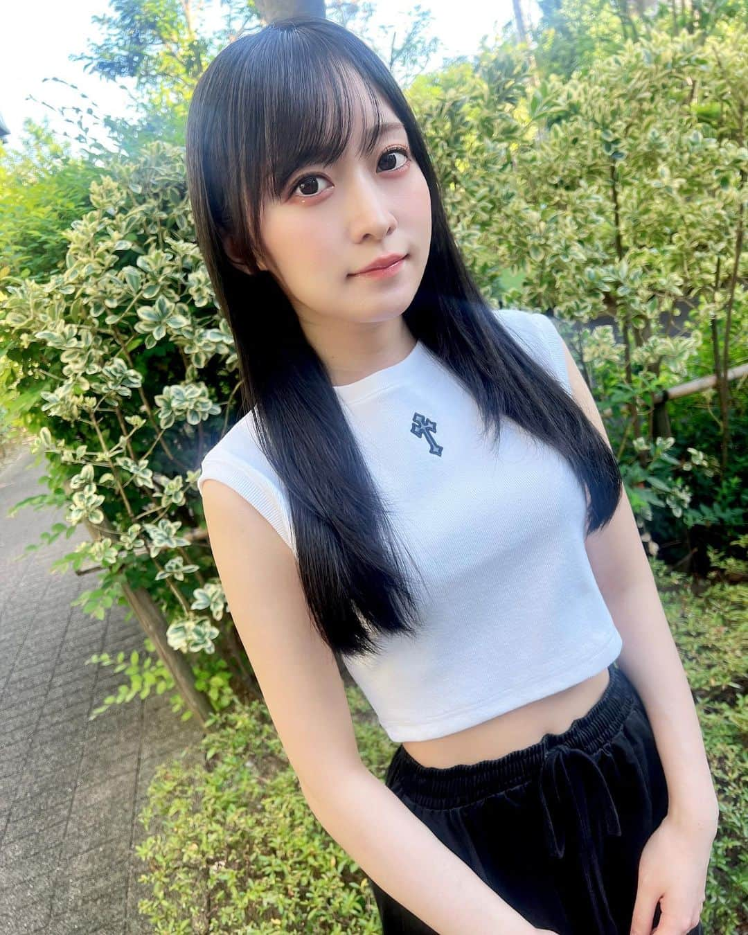 石飛恵里花のインスタグラム：「. お気に入りすぎて毎月このカラー🖤 ちなみに5cmくらい切りました✂︎  @vaice_official_account  いつもありがとうございます☺︎  #twitterのリプで切ってないと思ってる人多かったので反省よろしくお願いします」