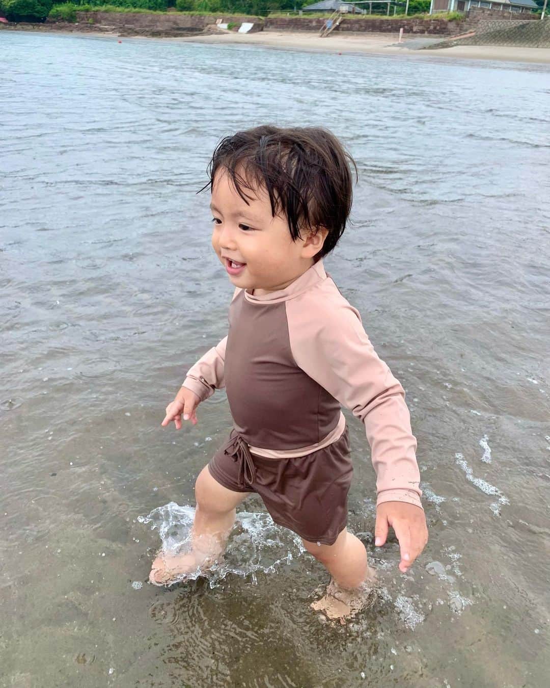satomiさんのインスタグラム写真 - (satomiInstagram)「🏝🐳  ふうと #初めての海 🐚🫧  砂浜の感触とか波とか 最初はちょっとびっくりしてたけど 時間が経ったら楽しそうに遊んでました🌊  曇だったから過ごしやすくて 良かった〜☺️🫶🏻  わたしも子供の頃 夏休みは毎年鹿児島の祖母の家に来て この海で遊んでました✨  子供たちとここでまた遊べて嬉しい🤍  #1歳7ヶ月 #生後19ヶ月 #令和3年ベビー #6歳差 #6歳差姉弟 #姉弟  #夏休み #海 #海水浴場」7月25日 21時46分 - riina.93
