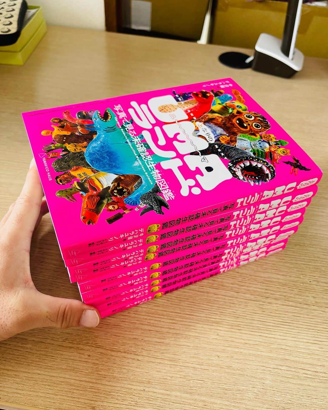 デハラユキノリのインスタグラム：「いよいよ明日発売でございます！ 『となりUMAランド』写真で見る未確認生物図鑑 #deharayukinori  #UMAランド #中沢健」