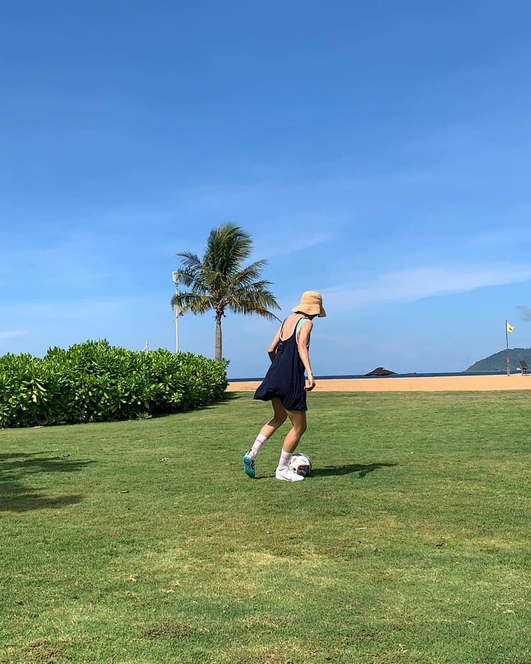 イ・ヒョニさんのインスタグラム写真 - (イ・ヒョニInstagram)「휴가와 전지훈련 그 사이 어디쯤…🌴⚽🔥」7月25日 21時44分 - lee.hyunyi