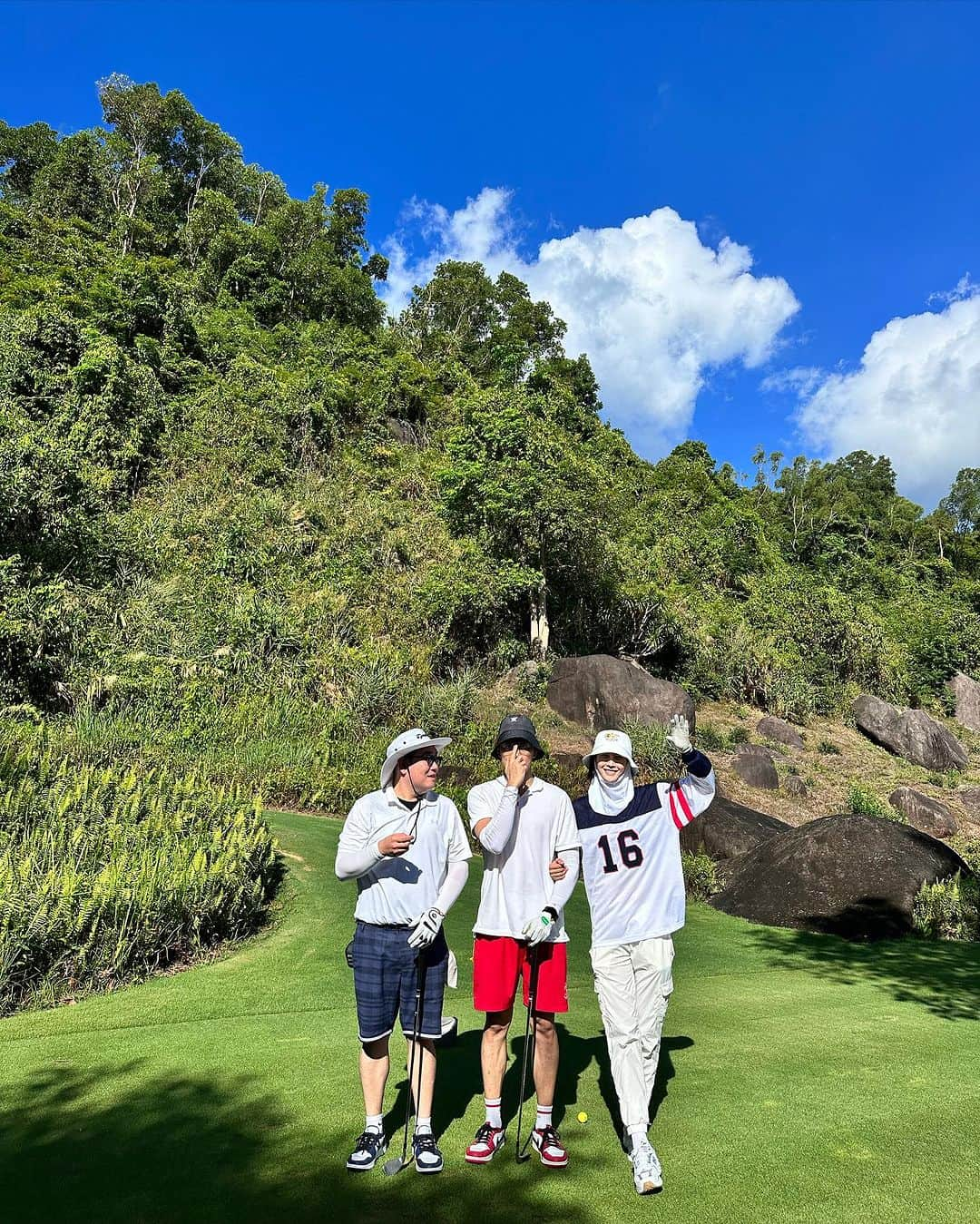 イ・ヒョニさんのインスタグラム写真 - (イ・ヒョニInstagram)「휴가와 전지훈련 그 사이 어디쯤…🌴⚽🔥」7月25日 21時44分 - lee.hyunyi