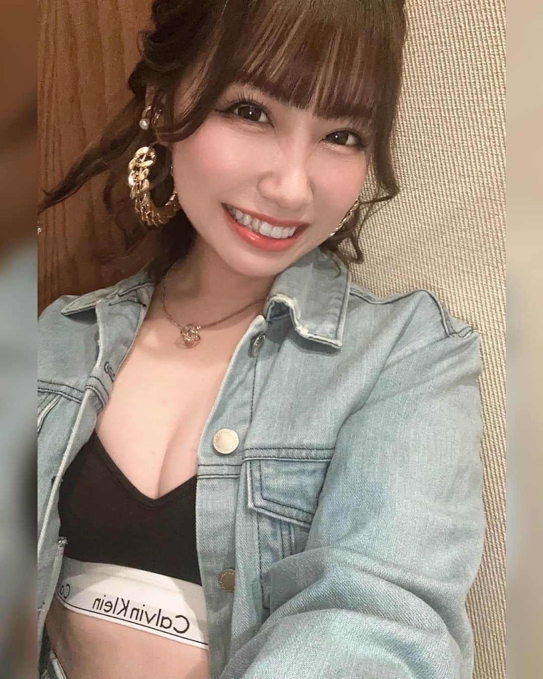 なつきのインスタグラム：「. 1億年ぶりの撮影 (毎年この時期に言うセリフ) 初めて自画自賛できるくらいすっごくすっごくよかったから仕上がり楽しみ🫶 . #シティーグループ #ニュークラ #ベルベ #鈴鐘 #クラブベルべ #クラブ鈴鐘 #ホステス #キャバ嬢 #すすきのキャバクラ #すすきのホステス #ショートカット女子 #酒好き」