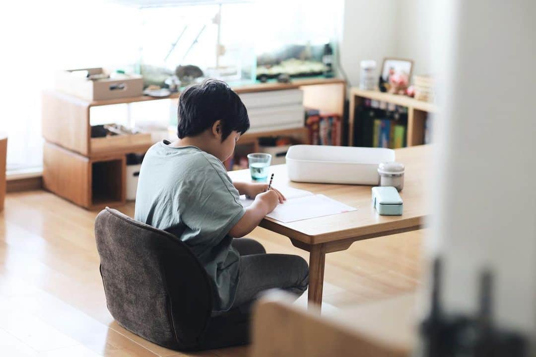きなこのインスタグラム：「夏休み。毎朝一番に宿題するのがルーティン🌻 一年生の頃は、学校やだな…と言う日も多かったけど、最近は学校が大好きでしょうがないみたい。「夏休みなんていらない。３日間くらいでいいのに。」とずっとしょんぼりしていたので、夏休みにやりたいことを10個一緒に書き出してみました。これを全部やろう！と約束するとちょっと前向きに😊  ついでに夏休みに食べたいものもたくさん書き出してもらい、夏休み全日分の献立リストも完成しました。ありがたや〜😙🙏  こうやって一緒に遊べる、遊んでもらえる夏休みもあと数年…？もっと短いのかもしれないなぁ。今年の夏も、たくさん楽しい思い出を作ろう☺️  #夏休み #小学生 #小学生男子 #育児 #子育て #子ども #こどもと暮らす」