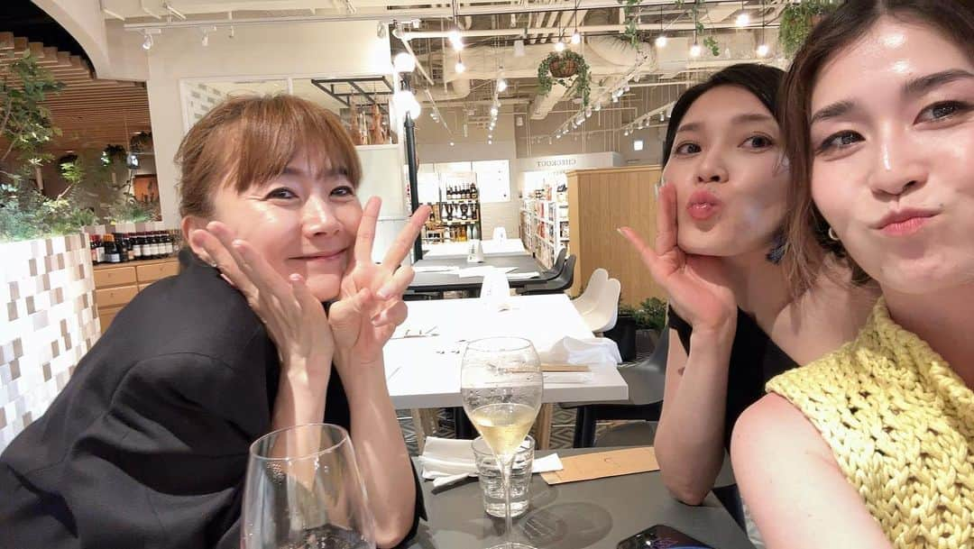 岸本佳子さんのインスタグラム写真 - (岸本佳子Instagram)「We are Fashion Editors  食べて、飲んで、仕事して。 で、時々カラオケにいく🎤w これが @numerotokyo のファッションエディター。  We LoVE our 師匠 @akoakotanaka さん🫶🏻  #fashioneditor #stylist #fashion #lifestyle #qol」7月25日 21時42分 - yoshico_kishimoto