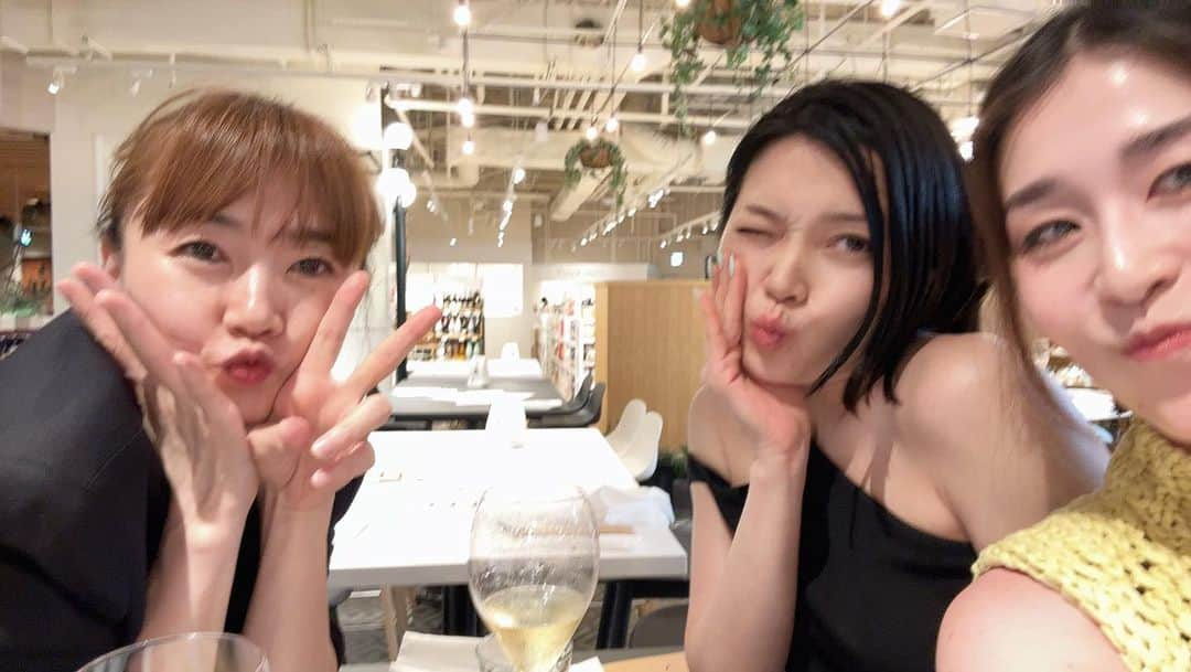 岸本佳子さんのインスタグラム写真 - (岸本佳子Instagram)「We are Fashion Editors  食べて、飲んで、仕事して。 で、時々カラオケにいく🎤w これが @numerotokyo のファッションエディター。  We LoVE our 師匠 @akoakotanaka さん🫶🏻  #fashioneditor #stylist #fashion #lifestyle #qol」7月25日 21時42分 - yoshico_kishimoto