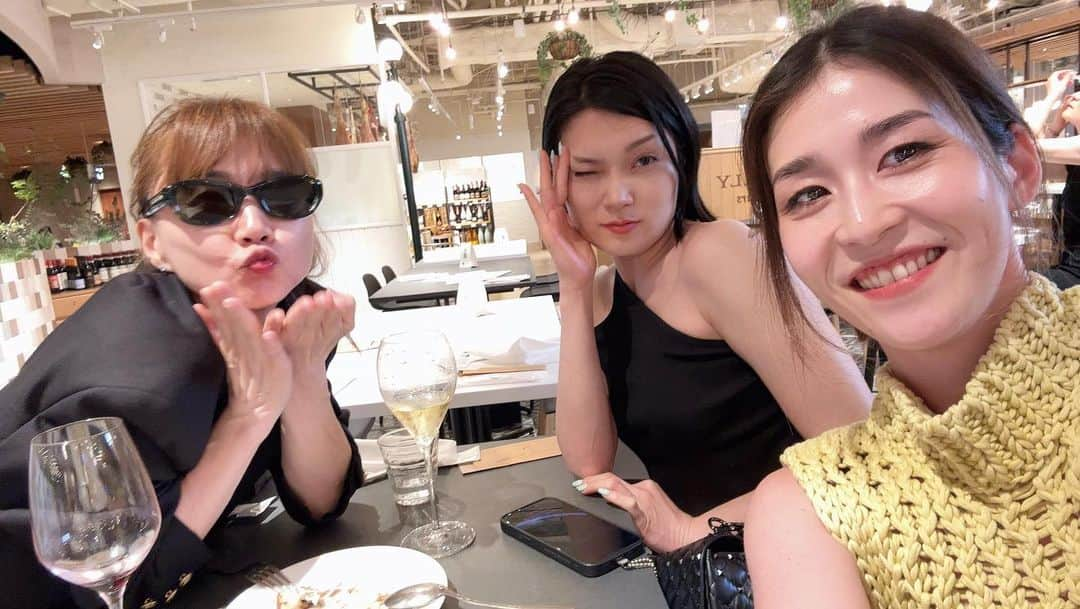 岸本佳子さんのインスタグラム写真 - (岸本佳子Instagram)「We are Fashion Editors  食べて、飲んで、仕事して。 で、時々カラオケにいく🎤w これが @numerotokyo のファッションエディター。  We LoVE our 師匠 @akoakotanaka さん🫶🏻  #fashioneditor #stylist #fashion #lifestyle #qol」7月25日 21時42分 - yoshico_kishimoto