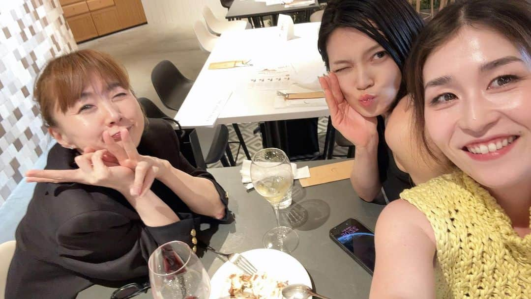 岸本佳子さんのインスタグラム写真 - (岸本佳子Instagram)「We are Fashion Editors  食べて、飲んで、仕事して。 で、時々カラオケにいく🎤w これが @numerotokyo のファッションエディター。  We LoVE our 師匠 @akoakotanaka さん🫶🏻  #fashioneditor #stylist #fashion #lifestyle #qol」7月25日 21時42分 - yoshico_kishimoto