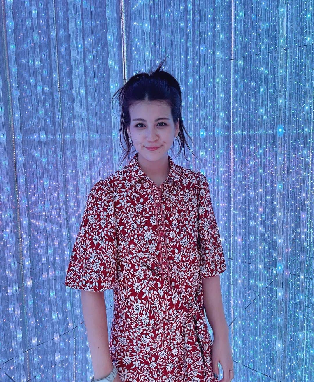 九里聖莉奈のインスタグラム：「. ⁡ 母がずーっと行きたいといっていた チームラボ行ってきました🌻 ⁡ 豊洲のチームラボは夏にはぴったりな空間で気持ちよかったあ ⁡ その後三茶へ移動し3件ハシゴ酒🍶 (2人とも弱いから各店舗1杯しかお酒飲んでない笑) ⁡ 良い親子時間でした😆💓 ⁡ #kuriseri #チームラボ #teamlab #teamlabplanets」