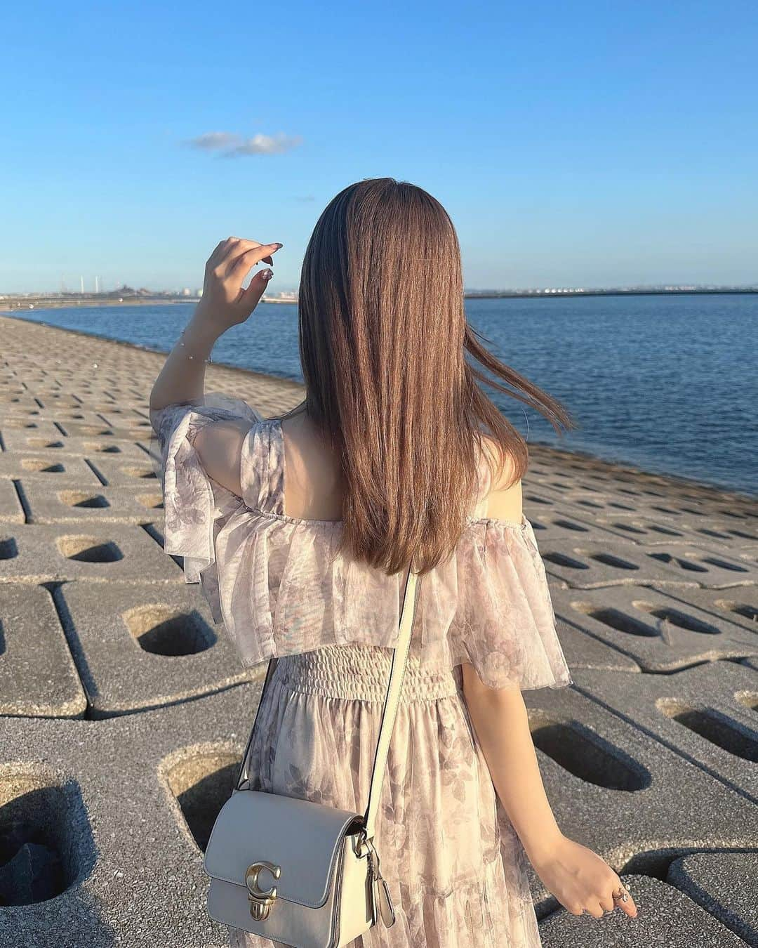 谷崎早耶のインスタグラム：「🌴🫧‪  夕方、海に行ってきました（´-`）.｡oO  かわいすぎるワンピースは  #Rosemuse です👗💐♡  夏の恋はだれとするの〜！！なんてね💭💭 今年も思い出いっぱいの忘れられない夏にしたいなっ」