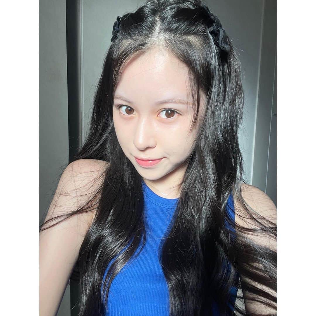白上心望のインスタグラム：「全部あげるんじゃなくてちょっと出すのよ、ちょび毛 #眉毛太くした　#黒髪ロング」