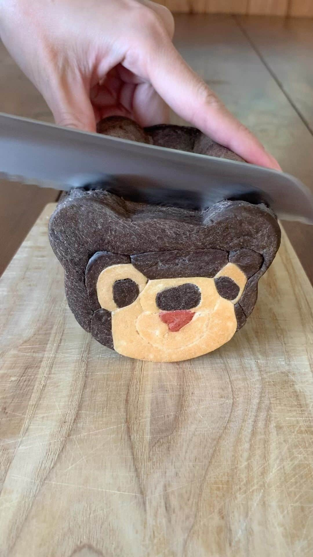 Ranのインスタグラム：「娘のお気に入りのぬいぐるみ🧸 #bread #teddybear #bear #kawaii #loafbread #sweets #手作りパン #イラストパン #ぬいぐるみ #テディベア」