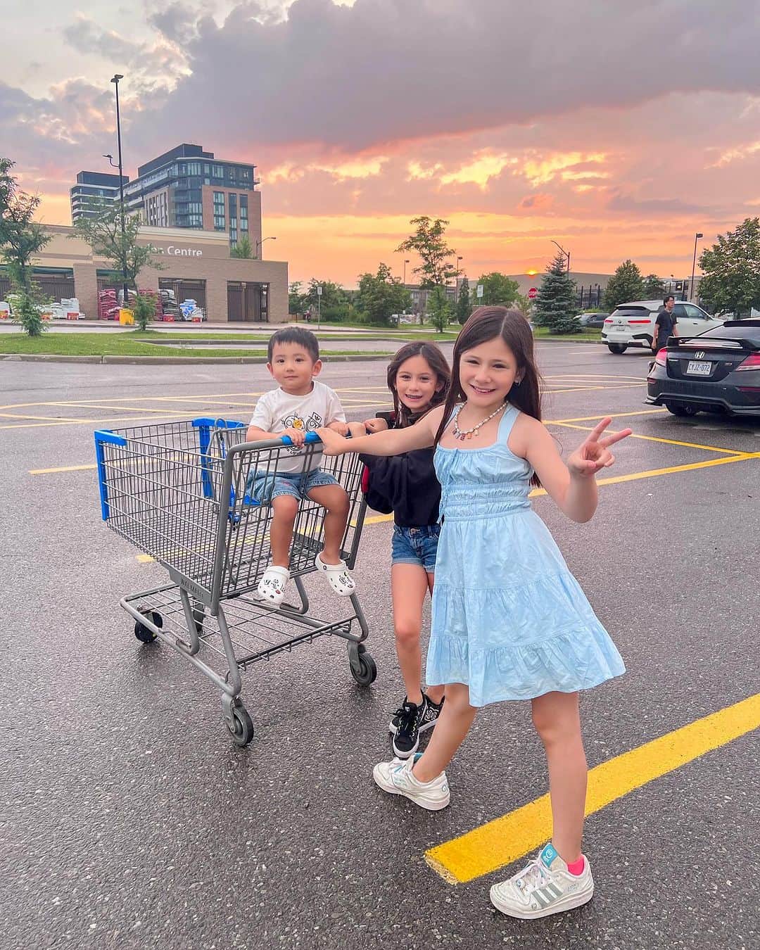 Elva Niさんのインスタグラム写真 - (Elva NiInstagram)「It’s amazing to see how much can change in 6 years. The girls went from babies to baby sitters, I went from baby sitter to a mom.   #期待明年弟弟坐在一起的樣子 #2017vs2023  #elvainthe6ix」7月25日 21時46分 - misselvani