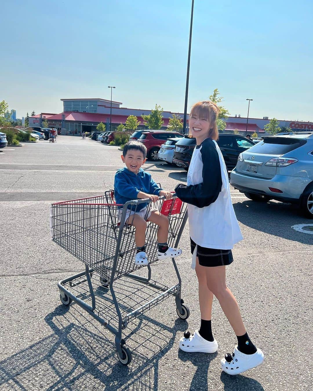 Elva Niのインスタグラム：「It’s amazing to see how much can change in 6 years. The girls went from babies to baby sitters, I went from baby sitter to a mom.   #期待明年弟弟坐在一起的樣子 #2017vs2023  #elvainthe6ix」
