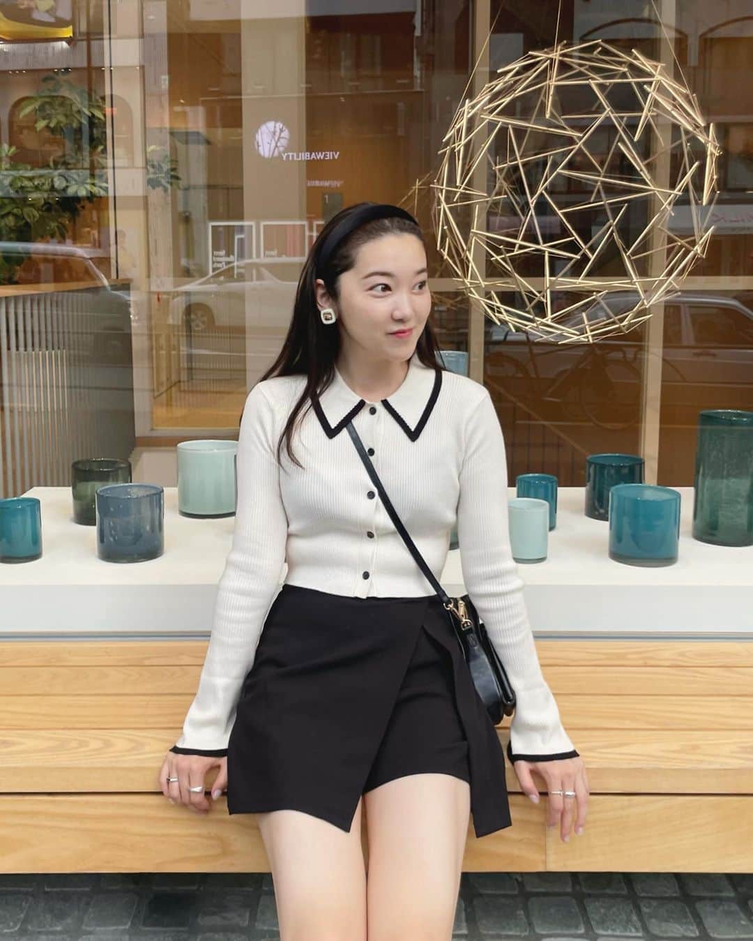 mina hinokuchiのインスタグラム：「. 推しトップス☀︎  襟と袖口、ボタンの配色がポイント♡ 着丈も長すぎないので アウトしてそのまま着るだけでバランス◎◎です！  袖も手首あたりから少しフレア。 手の甲でふんわり広がる感じもまた可愛い♡  この色とグレーで悩むな〜 (最後に他の2色載せてます♪) 今週金曜予約開始です🗓️  . #Chico #チコ #salonbychico #2023aw #23aw #秋コーデ  #モノトーン　#モノトーンコーデ #高身長コーデ」
