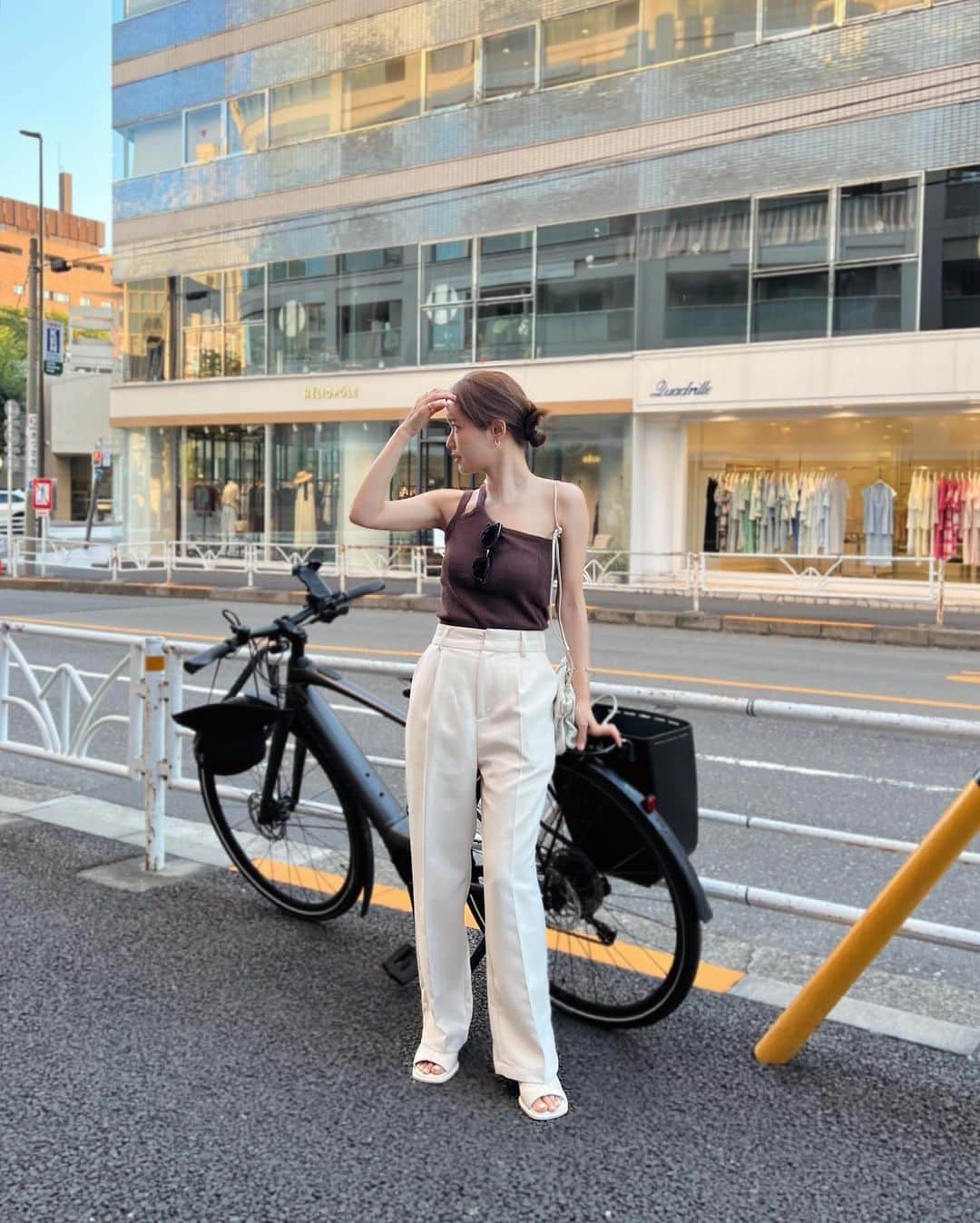 猪鼻ちひろのインスタグラム：「YouTubeでかなり説明済み私服😹 ここまで暑いとしっかりメイクもできないし 髪の毛がおろせない😹 (で、自転車移動で驚かれる)  初めて行った @think_fur の展示会では 3枚目のオーダーしました💚 @maasao とおそろアウター嬉しいなぁん！ @haruka._.style @naokotani___ いつもthank youです⛑️😘  @cenci_official からもアウターを出すけど ファーじゃないので🙆ふふふ  帰り道の空が今日も綺麗だった♡すき #ちひろのお洋服 #150cm」