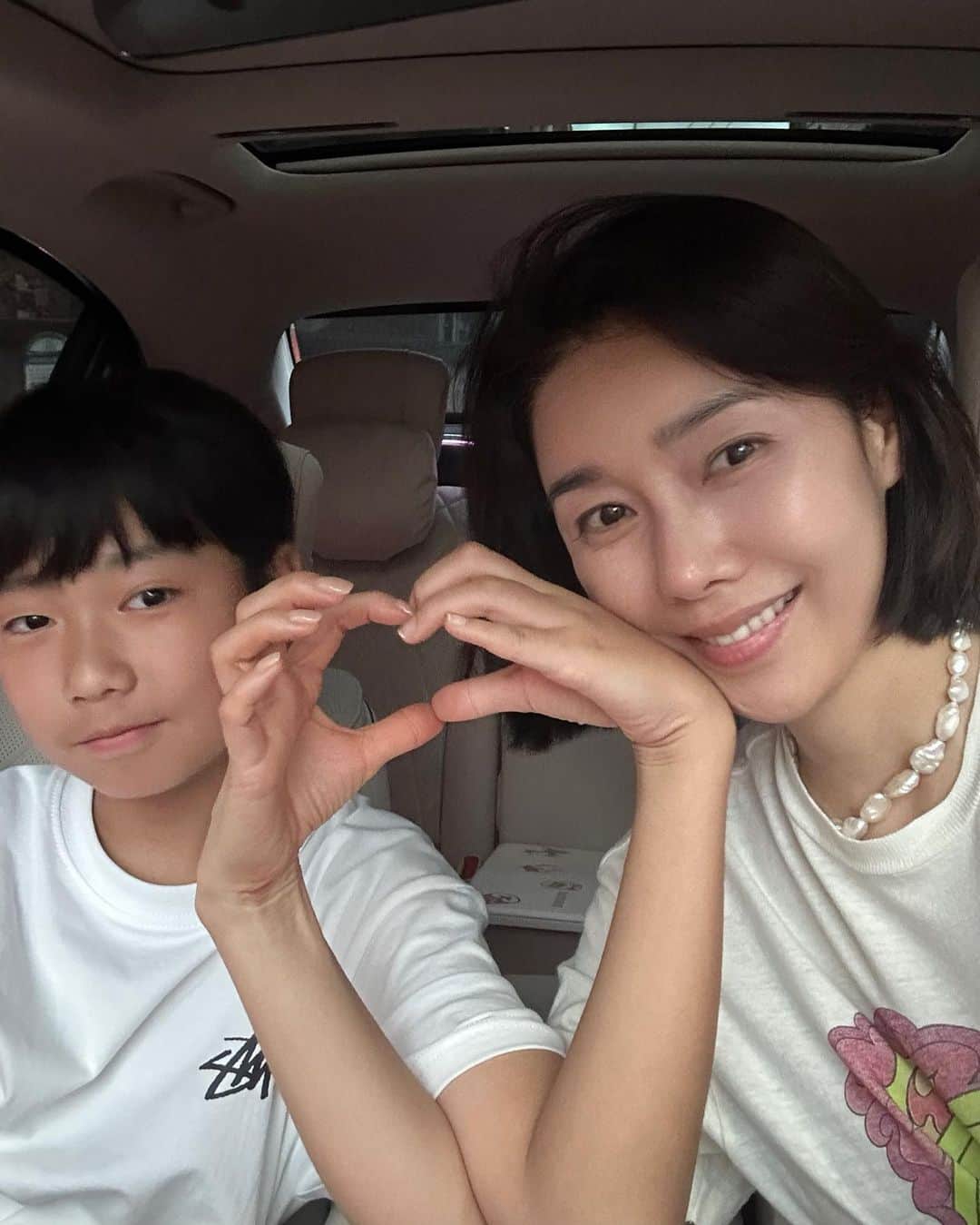 パク・タミのインスタグラム：「- 사랑해 우리 아들! 정말 손 많이 가지만, 하긴.. 손이 갈때니 내 옆에 있는거지요ㅎ  기승전 덮어놓고 무조건 사랑해! 울 아들이 젤 좋아하는 엄마와 단둘 데잇~ 💓」
