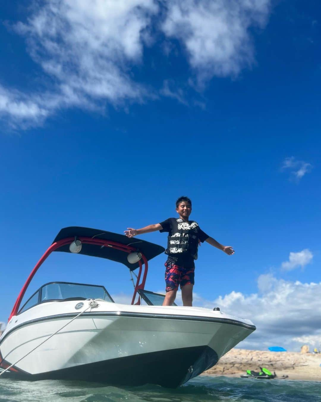 大西宏明のインスタグラム：「2023.7/24日　なとぅ☀️  心斎橋🌃ミナミの仲間との夏休み🏖️海満喫⛱️🚤  @suns_osaka  @shuiigano  今年も楽しい夏を有難うっ🤩  将之助は相変わらずのジェット好き✨ 今年は笑瑠もジェットデビューしました（＾◇＾）  #あー夏休み #海水浴 #飲食店仲間 #飲み仲間 #先輩 #楽しい時間  #夏満喫 #船 #ボート #ジェットスキー  #子供 #大喜び #大満足 #白良浜 #海好きな人と繋がりたい  #マリンスポーツ  #野球好きな人と繋がりたい  #近鉄バファローズ #オリックスバファローズ #横浜denaベイスターズ  #福岡ソフトバンクホークス  #smile #ほなっ！！」