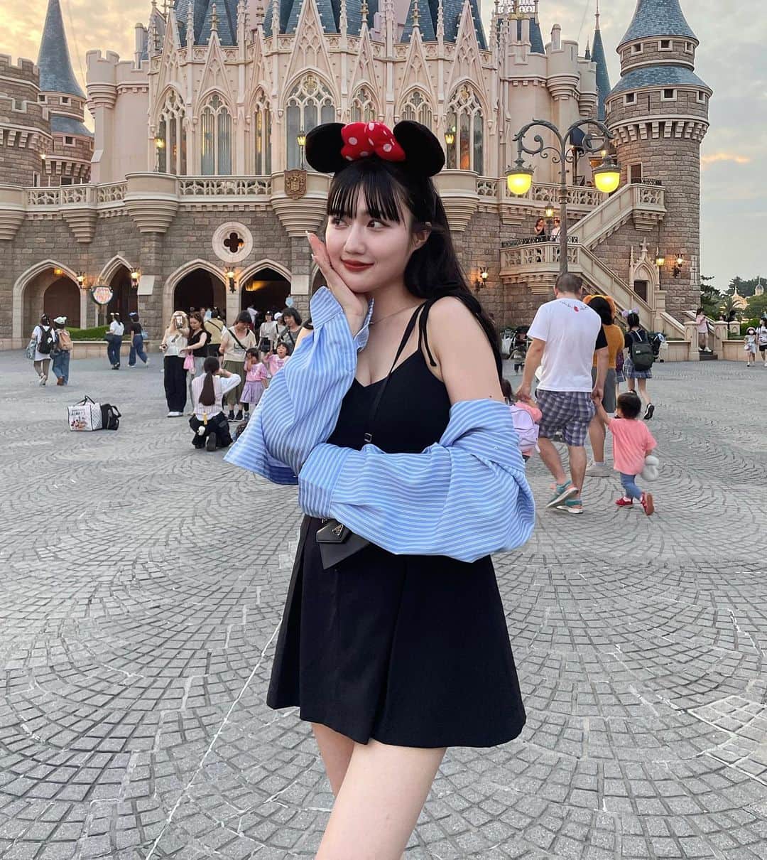 河崎みーなのインスタグラム：「🏰🌙🐭🫧💙  夕方のシンデレラ城が1番好き🫶🏻 . . . . . . . . . . #ディズニーランド #ディズニー #ディズニーコーデ #東京ディズニーランド #シンデレラ城　#grl #グレイル」