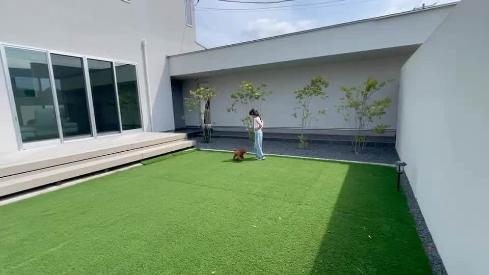細貝萌のインスタグラム：「Day off.👧🐶 #myhome」