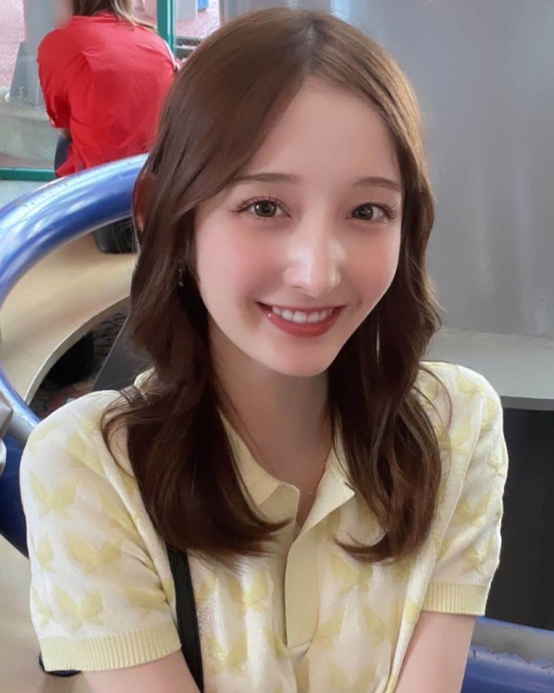 のインスタグラム：「センター分けせしるです🧏‍♀️💕  黄緑の蝶々のお洋服夏っぽくて可愛いの💚お気に入り🦋  #04년생 #04 #ファッション #メイク」
