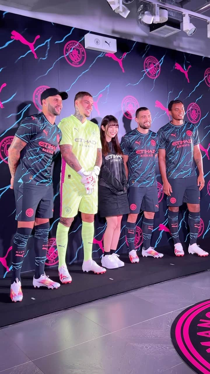 あやてん（島田彩加）のインスタグラム：「Thank you for taking the time for me.😭📷 @kylewalker2  @ederson93  @mateokovacic8  @obafemi.5   ウォーカーが私が着てるユニフォームの背番号指差してエデルソンじゃんってエデルソンに言ってくれてた  音声入れたかったけど私の奇声が事故レベルなのでBGMブルームーンにしました  太ももで拍手しすぎて太ももまじ真っ赤  #mancity  #mcifanz  #mcfc  #manchestercityfc  #manchestercity #ctid  #マンチェスターシティ  #맨시티  #풋살  #サッカー観戦  #ユニフォーム女子  #サッカー女子」