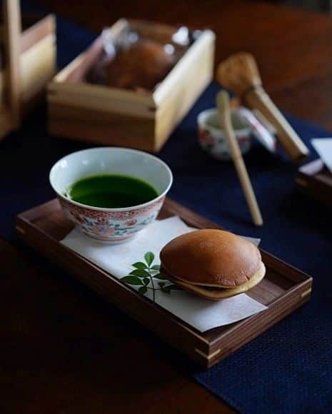 Matchæologist®さんのインスタグラム写真 - (Matchæologist®Instagram)「Afternoon #Matcha recharge 🌀:: Have a moment of peace and Zen and enjoy a healthy cup of 🍃 Matcha and a homemade 🥞 #Dorayaki! . Thanks to @iro.tori.dori | @matchaeologist_jp for sharing with us this serene #MatchaRitual featuring our Matsu™ Ceremonial Matcha and Full-Hand Chasen Whisk! . Have you tried our Matsu™ matcha — Intense with a Mellow Roasted Flavour? 🎎 With its rich, umami-laden, slightly sweet and captivating roasted flavour, Matsu™ is the perfect tea to sip on for a focused tea break. 🍵 . Savour the crème de la crème matcha grade — Matsu™ Ceremonial. Find out more today at Matchaeologist.com (link in bio). . Matchæologist® #Matchaeologist Matchaeologist.com」7月25日 22時03分 - matchaeologist