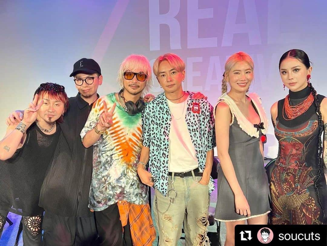 奈良裕也さんのインスタグラム写真 - (奈良裕也Instagram)「#Repost @soucuts with @use.repost ・・・ REAL CREATIVE HAIRSHOW in TAIWAN🇹🇼  日本、台湾、中国と国を超えてコラボレーションした豪華メンツ6人でのヘアショー。 1000人規模の大盛況なイベントは台湾でも数年ぶりらしく、かなり活気でした。 言語や文化は違えど美容師の熱量はみんな同じ。✂️ 様々な表現でステージング。 刺激的でした。 台湾の美容師さん、みんなありがとう！また会いましょう🫶🏻  創意髮型秀🇹🇼台灣場  日本、台灣和大陸的6位頂尖髮型師跨海合作，豪華陣容的髮型秀。  在台灣好久沒有這樣超過千人盛況規模的活動了，也為業界帶來一劑強心針！  雖然有語言和文化的隔閡，但髮型師們的熱情是一樣的✂️ 在舞台上透過不同的展現方式，看得令人興奮不已。  謝謝台灣的髮型師們！希望早日再相會🫶🏻  #HAIRSHOW #creative  #台湾　#TAIWAN」7月25日 21時55分 - yuyanara