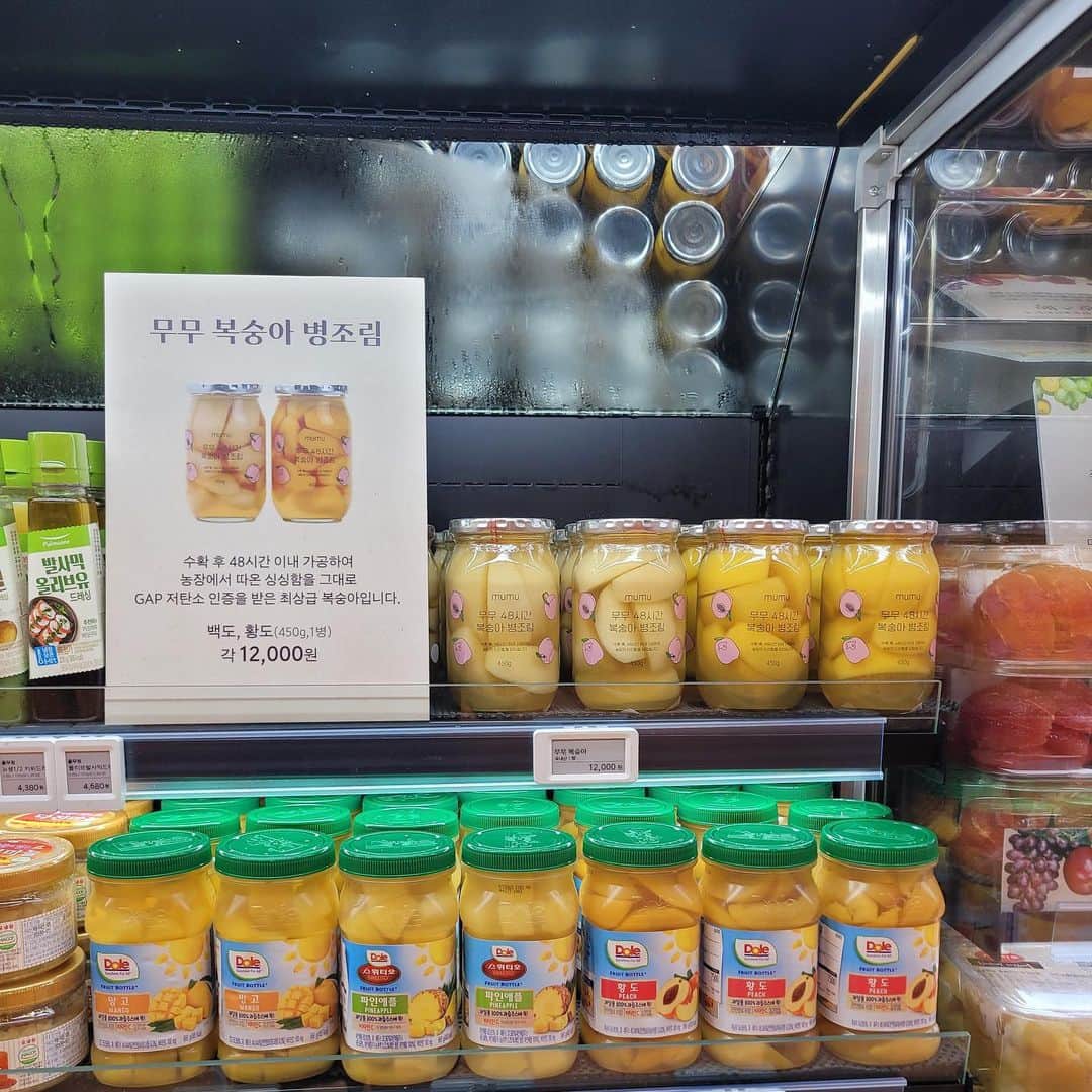 ナム・ボラのインスタグラム：「무무 소식🍑 @mumu.table   무무 복숭아 병조림이 신세계 강남점 지하 1층 식품점에 입점해서 판매하구 있어요🎉🥳  이제 무무를 오프라인에서도 만나 보실 수 있습니다♥️  그리고 온라인에서는 드디어 딱복을 오픈해서 판매 중이에요! 올해도 역시 딱복 완벽하네요👏👏👏  @mumu.table」