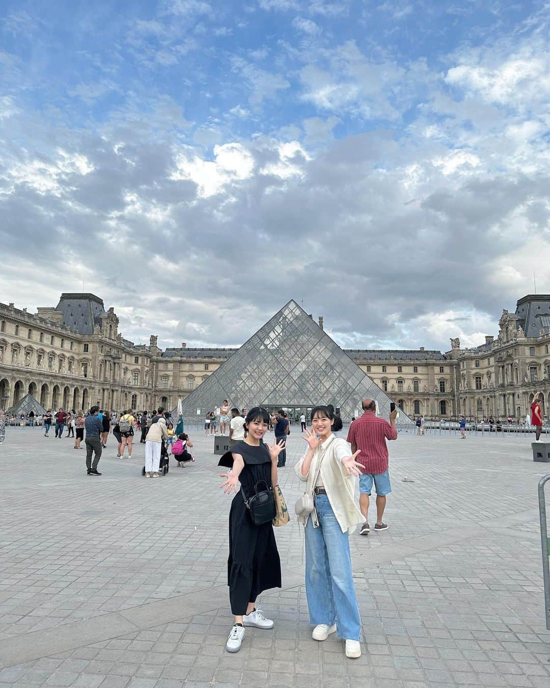 希山愛のインスタグラム：「* ルーブル美術館の前まで行ってきました✨️  外観も素敵で感動でした🥺 次は中に入れるといいな〜！💭  #フランス #パリ #ルーブル美術館  #France #Paris #MuseeduLouvre #followme #99line」