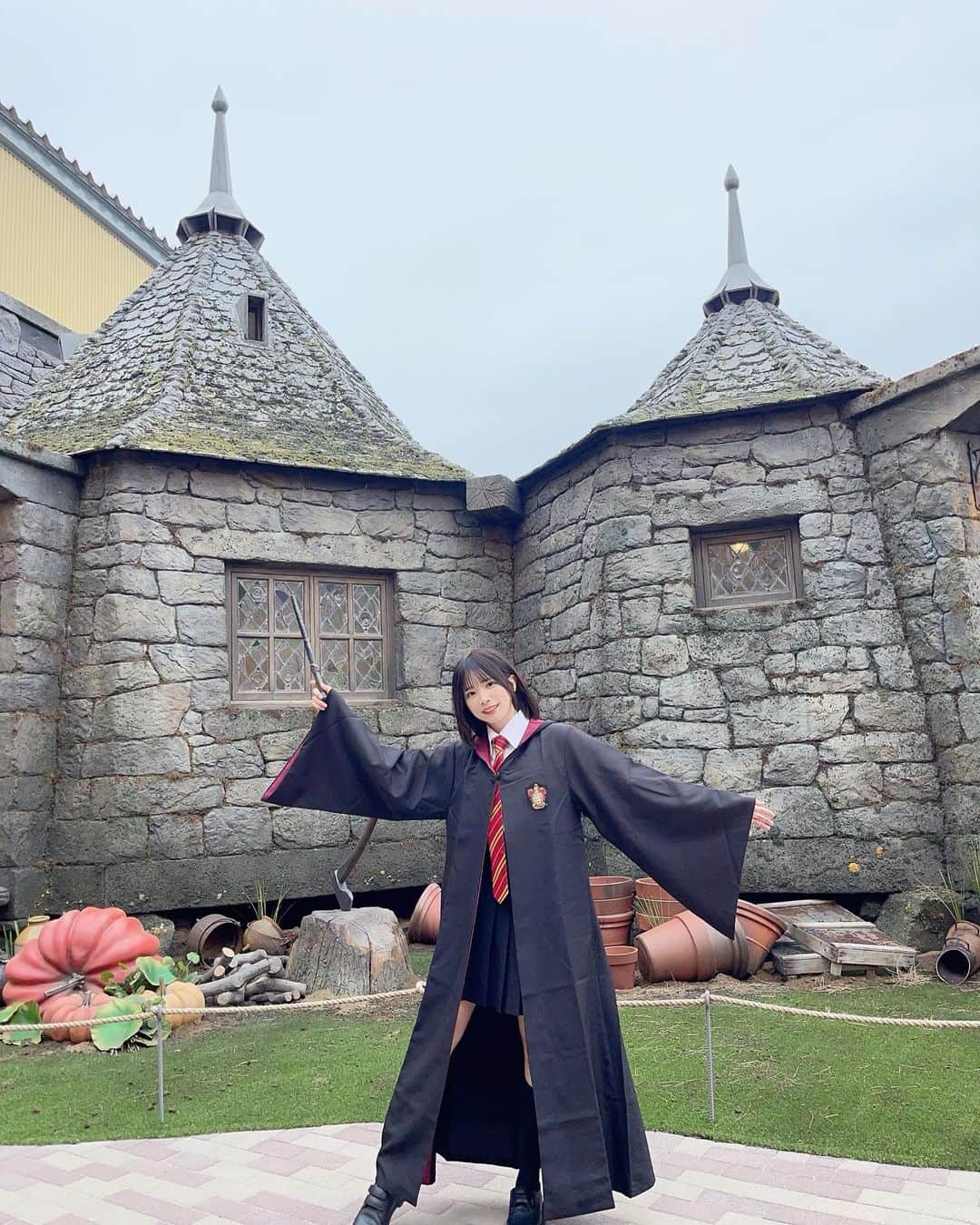 のインスタグラム：「ルビウス・ハグリッドのお家🏠  我もハグリッドと仲良しになりたい！ ハグリッドとハグしたいなあ！🫶🏻❤️‍🔥  "ハグ"リッドと"ハグ"  #harrypotter #harrypotterfan #harrypotterworld #griffin #griffindor #ハリーポッター #ハリー #ハリポタツアー #ハリポタ #warnerbros #warnerbrothers   ハリーポッタースタジオツアー たくさん投稿してごめんね🙇🏻‍♀️」