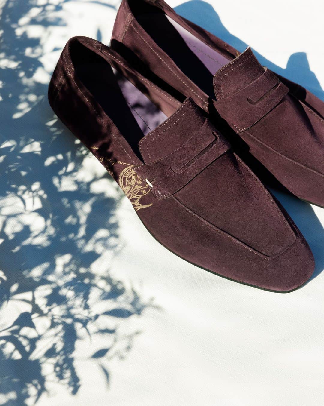 ベルルッティのインスタグラム：「- THE SHOE: LORENZO BY #BERLUTI -   Inspired by sunny days leisurely spent behind the wheel, Lorenzo Drive puts a spin on the emblematic Lorenzo loafer, with all the defining features of a car shoe, from a foldable, supple rubber outsole to a Camoscio leather upper, decorated this season with an understated engraved Berluti seal motif.   Now available online and in-store.   Photography by @deo_suveera   #BerlutiFall2023」