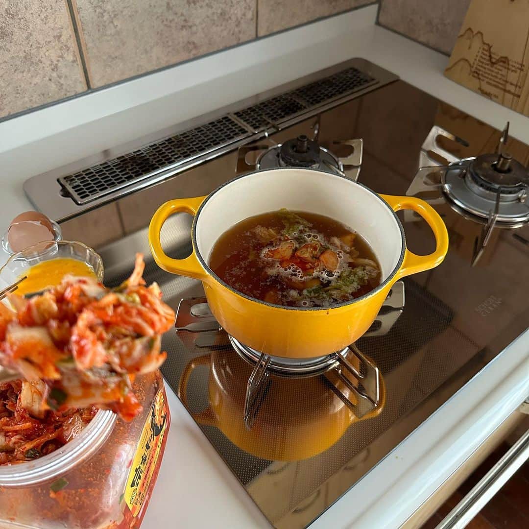 Tesshiさんのインスタグラム写真 - (TesshiInstagram)「手短にキムチスープ Quick kimchi soup #yummy #homemade #healthy #soup #kimchi #egg #quickmeals #おいしい #スープ #キムチ #卵 #時短レシピ  #マカロニメイト #フーディーテーブル #手作り  お湯2カップ、鶏がらスープの素大1/2〜、しょうゆ大1〜、キムチ100g〜、卵1個、塩胡椒、ごま油など 2 cups boiled water, 1/2~ tbsp chicken stock powder, 1~ tbsp soy sauce, 100g~ kimchi, 1 egg, salt, pepper and sesame oil…  最後はインスタ初期の逆光撮り #懐かしい」7月25日 22時01分 - tmytsm