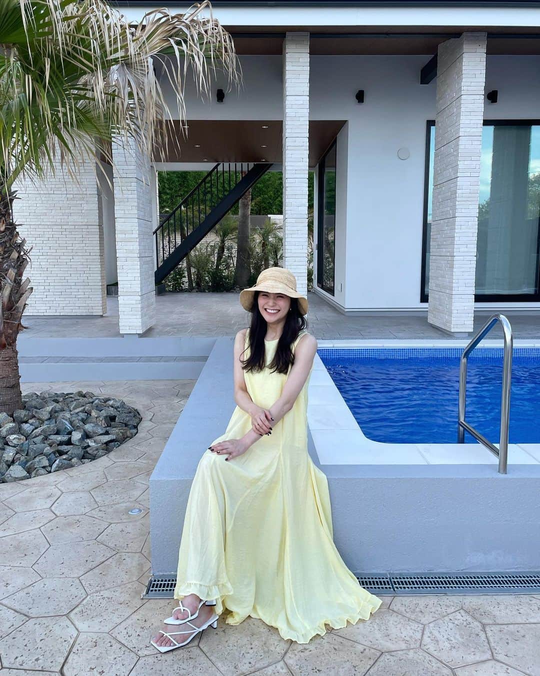 かなこのインスタグラム：「きえちゃんこだわりの フリルワンピース🍋 風にゆらゆらしてめっちゃくちゃ可愛いの！ 広がる感じがたまらん🤍 3人でお揃いした👩🏻👩🏻👩🏻  @unju_official   今、数量限定で再販してる！ 今後の発売はないらしいゾ🥹 ちなみにもうこのイエローは売り切れてた🥹 人気すぎレモンちゃん🍋 私はラベンダーと迷った〜🥹  #unju」