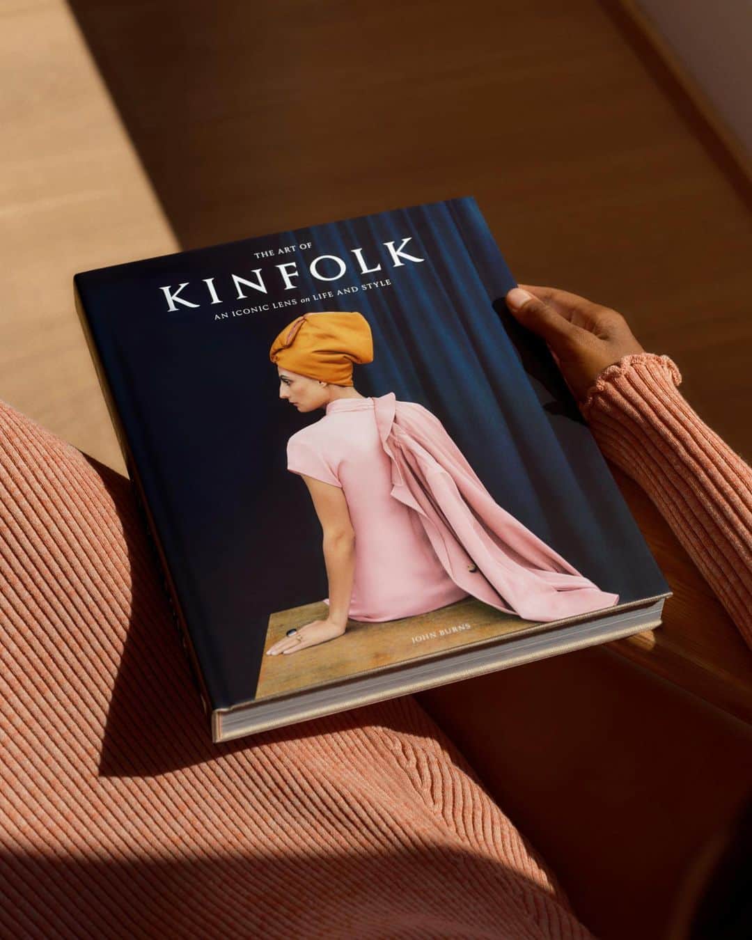 のインスタグラム：「A very exciting announcement 💖🎉 Introducing The Art of Kinfolk—a beautiful new photography book featuring over 300 of the magazine’s most iconic images from its decade in publication. Available now for pre-orders ahead of its October release. The Art of Kinfolk features the most memorable home interiors, fashion, portraiture, food and travel images from the world of Kinfolk, capturing the full arc of our artistic adventure and serving as an ode to the talented contributors whose work we've been lucky enough to publish over the years. Pre-order now via Kinfolk.com 🎀  (Cover photo: @danilo.scarpati, Photos: @saragosas, Styling: @lauravartiainen, Model: @saredak)」