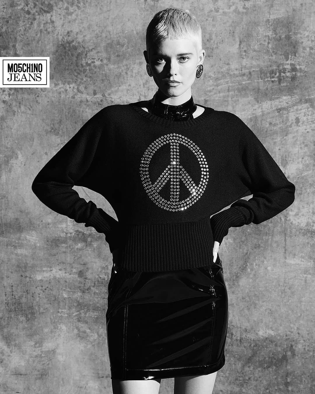 Moschinoのインスタグラム：「From peace motifs and statement miniskirts to denim overalls, M05CH1N0 JEANS has more to offer than meets the eye.  Find the complete range at the link in our bio.   #Moschino #MoschinoJeans」