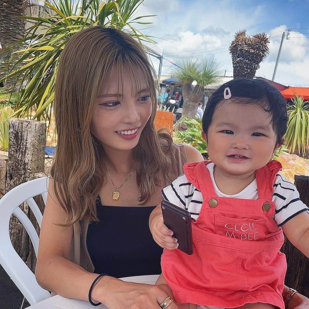 ちひろのインスタグラム：「.  自分には加工いるけど、赤ちゃんや子供には加工いらない😵✋  子供は無加工がいちばんっ！ありのままで🤭💓  #金髪  #ヘアアレンジ  #巻き髪  #ファッション  #コーデ  #ファッションコーデ  #メイク  #オシャレ  #オシャレさんと繋がりたい  #ootd #サマー  #夏  #Summer  #猛暑  #水遊び  #息子 #新潟のアメリカ  #赤ちゃん  #女の子のママ  #２児のママ  #新潟  #おでか #子供連れ」