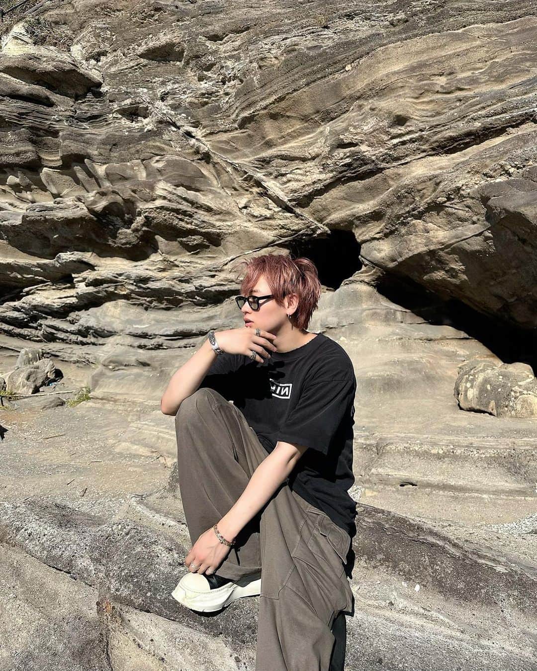 のインスタグラム：「海岸に行ってきちゃったシリーズ🌊  風で髪ピョン  Day.1  #rickowens #nineinchnails」