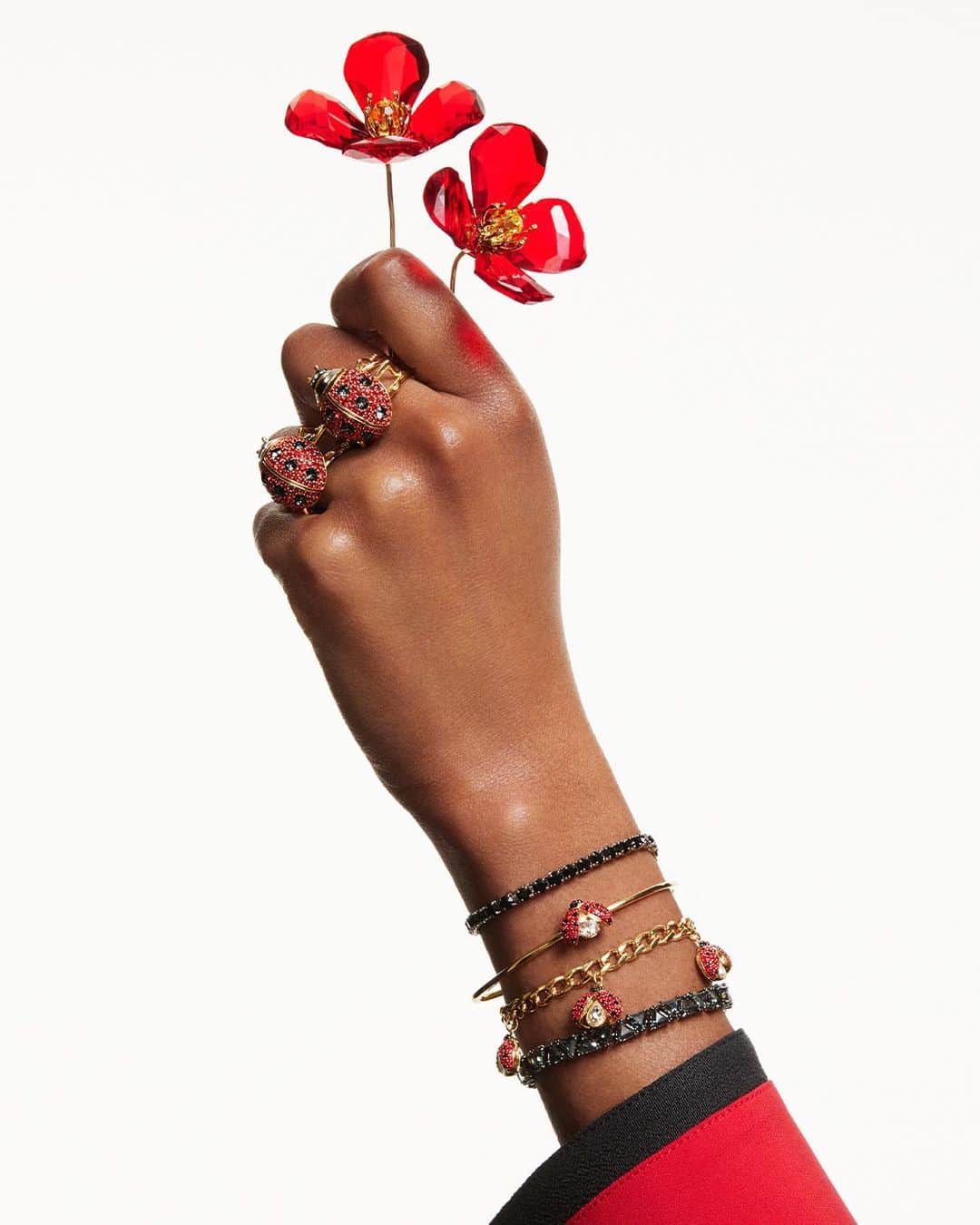 SWAROVSKIさんのインスタグラム写真 - (SWAROVSKIInstagram)「Play with contrasts, combine the charm of #SwarovskiIdyllia jewelry shimmering with lucky ladybugs with the endless glamour of #SwarovskiMatrix and #SwarovskiOrtyx bracelets.  #CrystalMetamorphosis  #Swarovski​」7月25日 22時03分 - swarovski