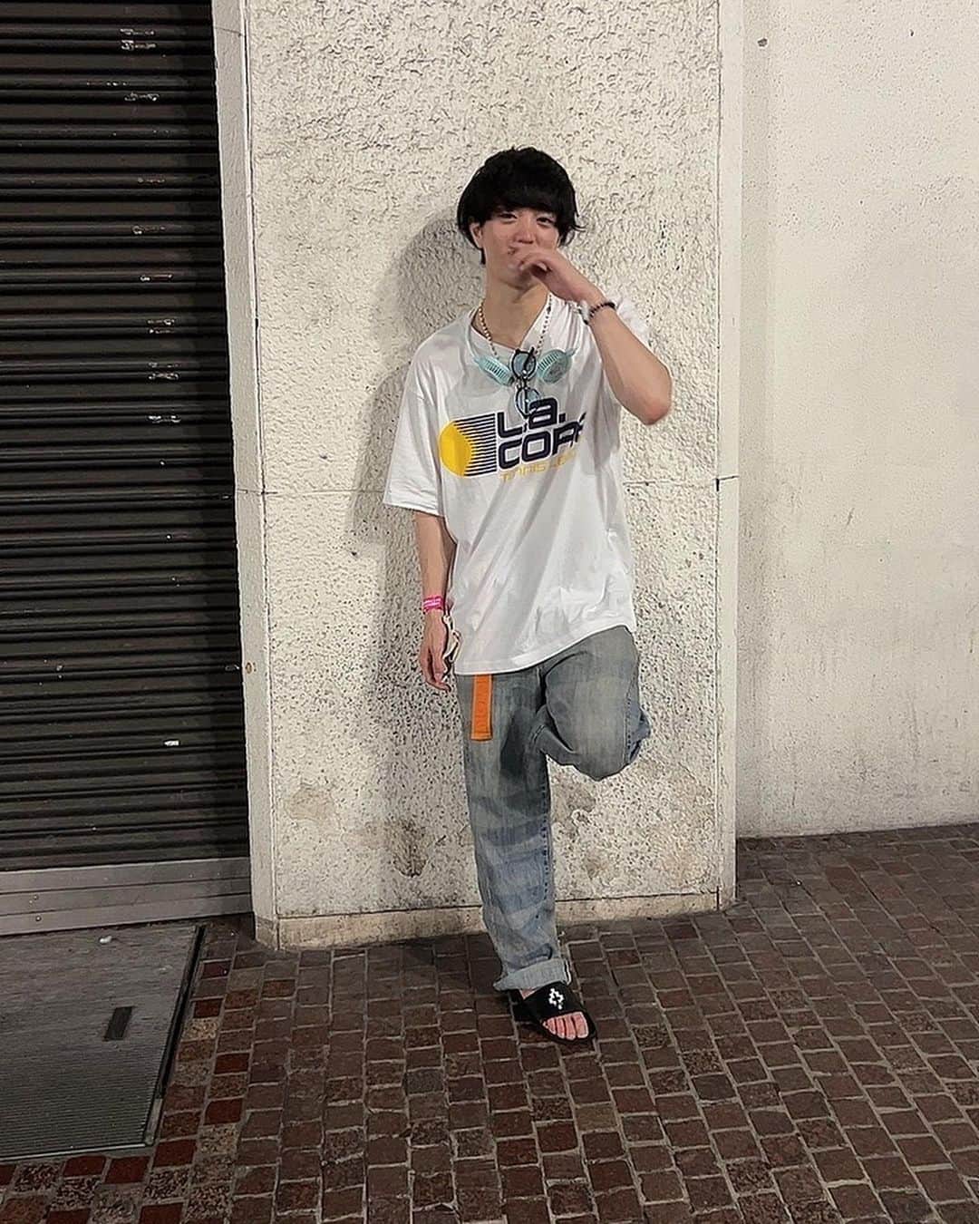 太郎あげあげのインスタグラム：「500円のTシャツと1800円の首元扇風機　#角刈り #使える日本語ちょべりばだけ　#jkブランド #プリント倶楽部 #前のタグをつけることでjkが観にくる　#てことはモテる #安直な男　#男なんてそんなもん #結論男は角刈りが似合う#伏線回収」