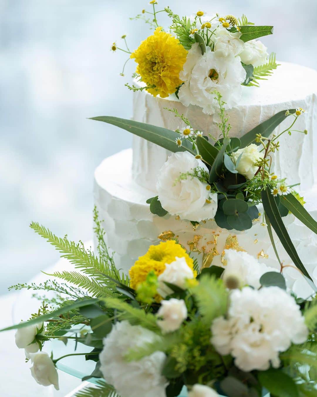 The 33 Sense of Weddingのインスタグラム：「*** お花を使用したウェディングケーキ🌼  ケーキにお花をデコレーションすることで 誰もが憧れる色鮮やかな ウェディングケーキに...💐  会場のコーディネートに合わせると 統一感が生まれ、おふたりらしさが感じられます🌿  — 地上160mの天空ウェディング🕊  ブライダルフェアのご予約は 【@the_33_sense_of_wedding 】の プロフィール【URL】より✔️  —  #the33senseofwedding #ザサーティースリー #梅田結婚式場 #大阪結婚式 #結婚式梅田  #結婚式場大阪#プレ花嫁 #式場見学 #結婚式場探し#結婚式準備#プレ花嫁 #式場見学 #結婚式場探し#結婚式準備#ウェディング#wedding#ウェディングケーキ#ウェディングデザイン」