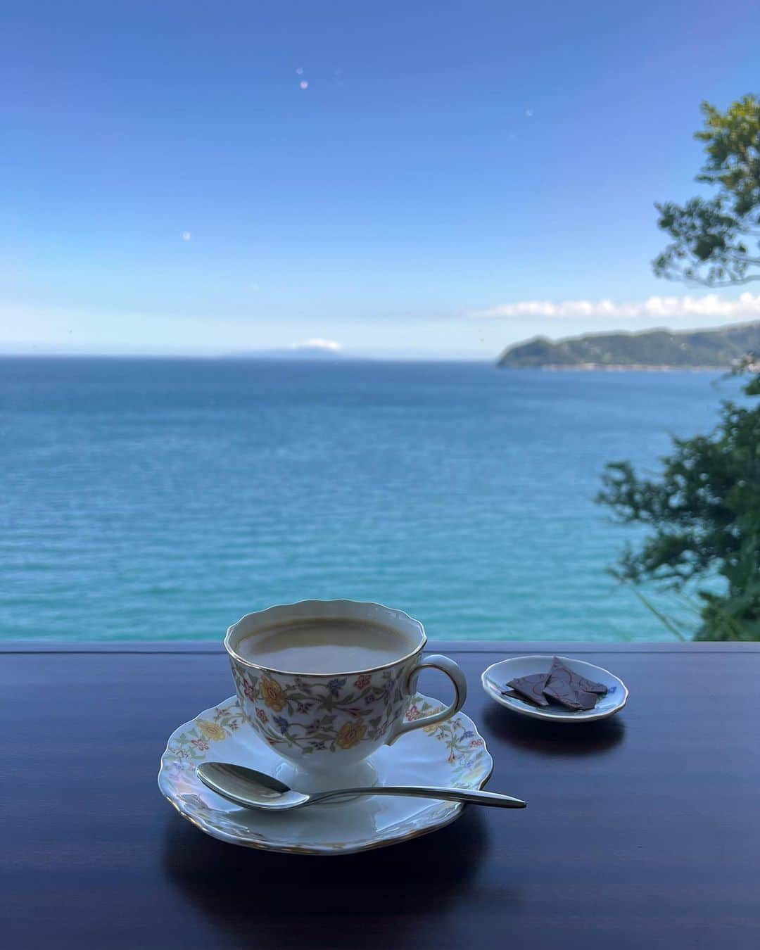 本間愛花のインスタグラム：「昨日、釣りの帰りに 打ち合わせで寄ったカフェ。 果てしない海を贅沢に一望しながら☺️ 海は世界に繋がってるんだよな〜としみじみ☺️ 窓越しに広がる相模湾も最高でした。  🐟🐬🩷  #熱海 #花の妖精」