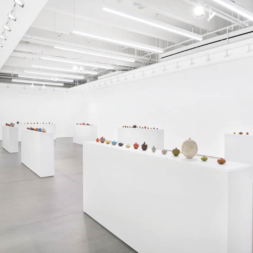 Design Milkさんのインスタグラム写真 - (Design MilkInstagram)「Visiting New York or already a native? 👀🗽 Here are 4 must-see art exhibitions for you this summer! While NY galleries are embracing "summer hours", these hidden treasures demand a sneaky weekday getaway. From Doyle Lane's captivating "weed pots" to Ann Veronica Janssens' mind-blowing "Structural Color" glass optical illusions, prepare to be awestruck by curiosity + visual sparks! 💫 \\\ Head to our link in bio to get all the details! 🔗  1. Doyle Lane at @davidkordanskygallery  2. Ann Veronica Janssens at @bortolamigallery  3. “Plastic Straws” at @tara.downs.gallery  4. Harry Gould Harvey IV at @ppowgallery」7月25日 22時13分 - designmilk
